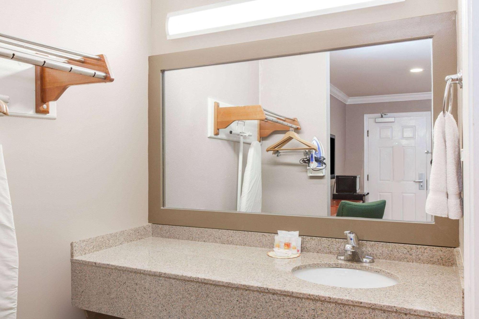 Days Inn By Wyndham San Francisco S/Oyster Point Airport South San Francisco Dış mekan fotoğraf